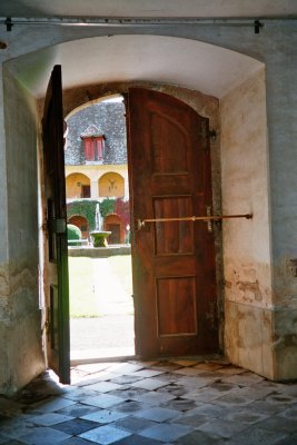 009-10_Tuerblick.jpg.medium.jpeg