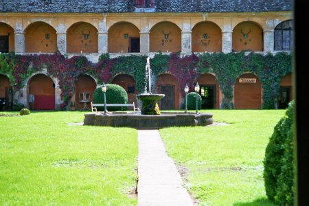 011-12_Hof mit Brunnen.jpg.medium.jpeg