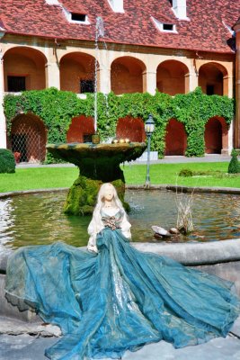 013-14_Yarina am Brunnen.jpg.medium.jpeg