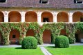 035-36_Hof mit Vogel.jpg.small.jpeg